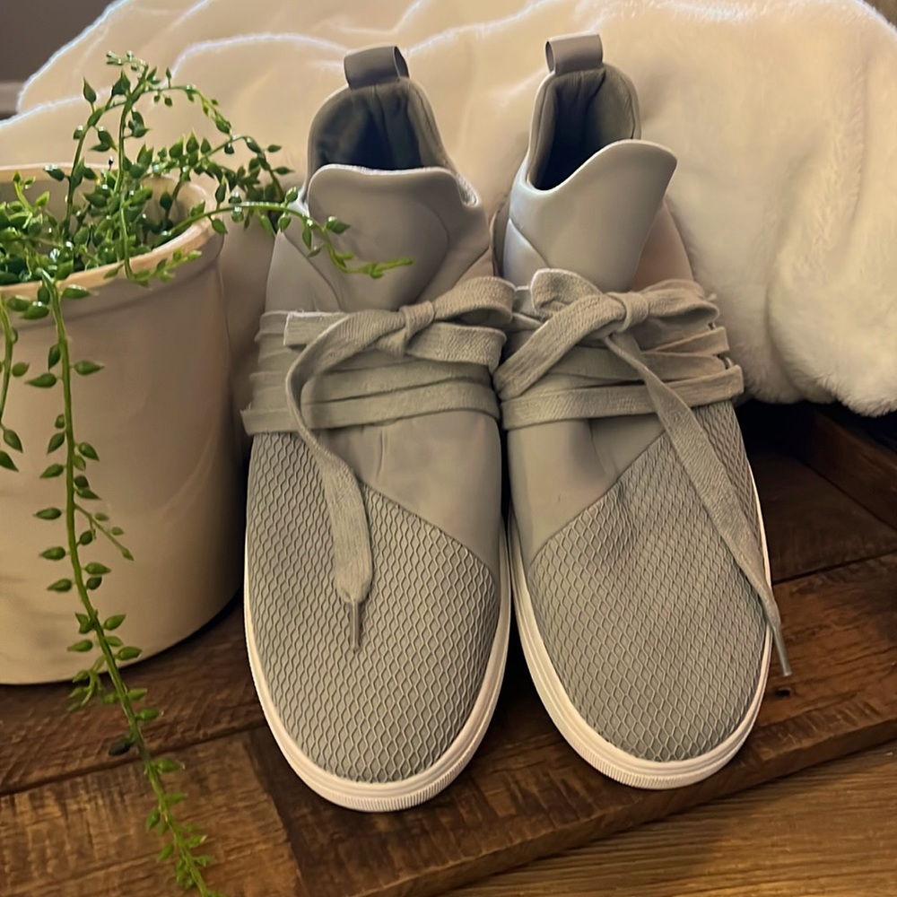 Steve Madden women’s tennis shoes greenish gray size 8 1/2